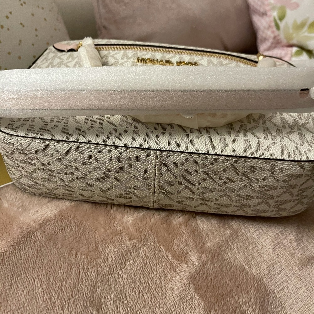 Michael Kors jet set crossbody with chain NWT - Picture 3 of 6
